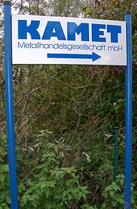 Schild mit Aufschrift: KAMET Metallhandelsgesellschaft mbH
